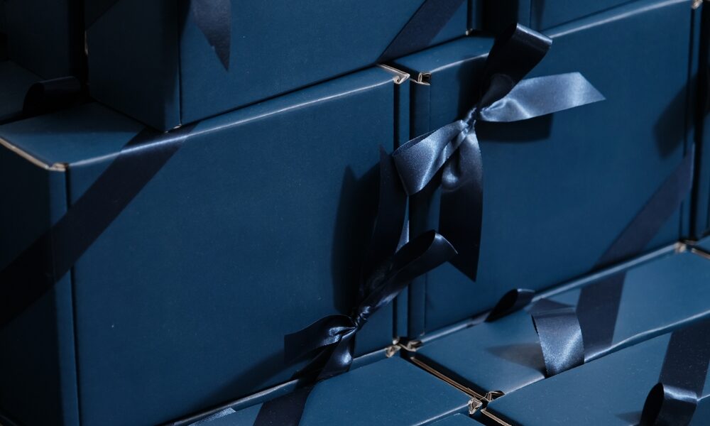 กิฟต์เซตสำหรับองค์กร ใช้แพ็กเกจสีน้ำเงินเข้มเพื่อความพรีเมียม