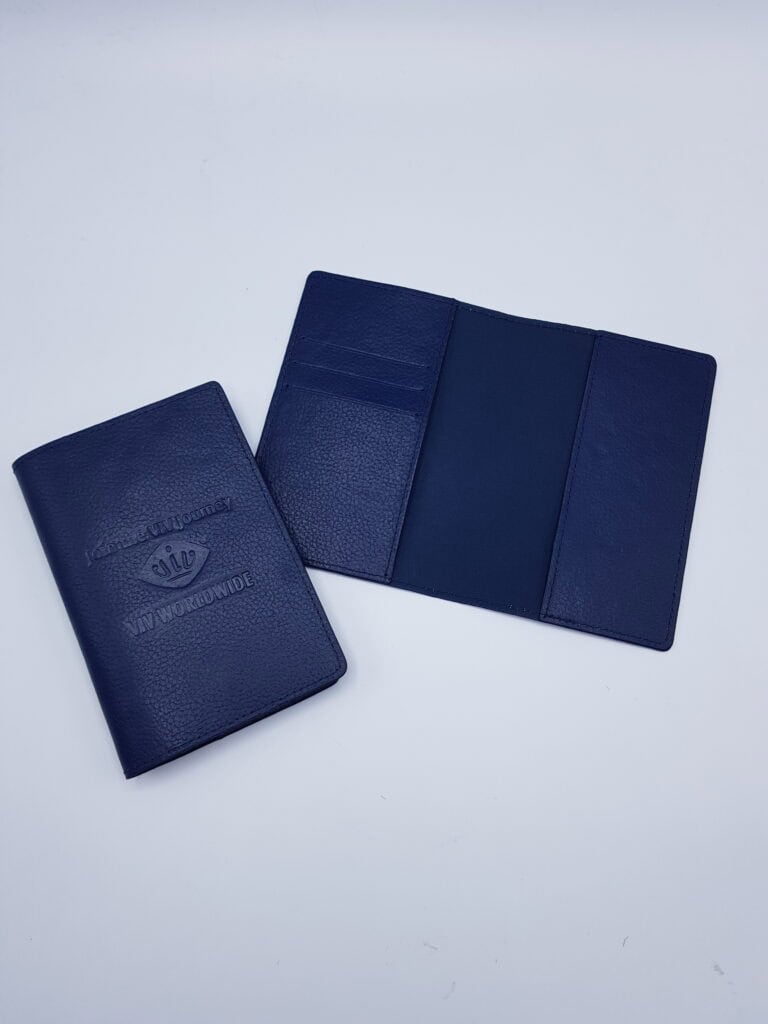 ซองพาสปอร์ตจากหนัง PU ของพรีเมียมรักษ์โลกซึ่งมีกระบวนการผลิตที่เป็นมิตรและย่อยสลายได้ง่ายกว่าหนังแท้