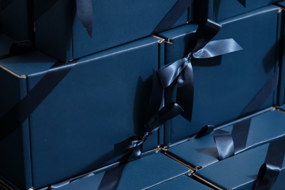 ของพรีเมียมงานอีเวนต์บรรจุในถุงสีน้ำเงินสุดหรู เพื่อเตรียมมอบเป็นของที่ระลึกให้แก่ผู้เข้าร่วมงาน